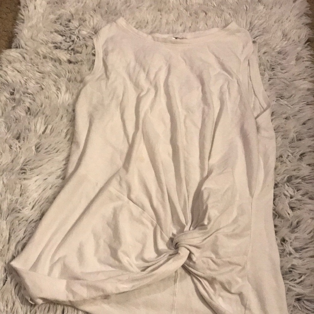 White fabletics tank top w/ knot at the bottom🤍